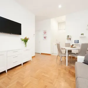 Apartment White Flat Labicana, Rome